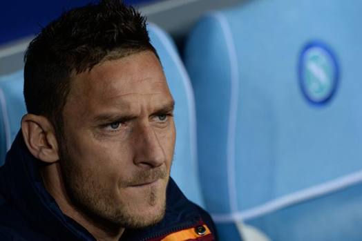 Totti in panchina, scuro in volto dopo lo svantaggio. Lapresse